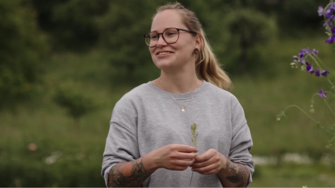 Auf diesem Bild siehst du die Tänzerin und Pilates Trainerin Lucie Horná, die an der Videokampagne "My Pilates Story" teilgenommen hat und ihre Geschichte verfilmt hat.